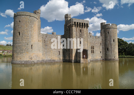 Außenansicht des Grabens vor der beeindruckenden 14. Jahrhundert Bodiam Castle, East Sussex, England UK. Stockfoto