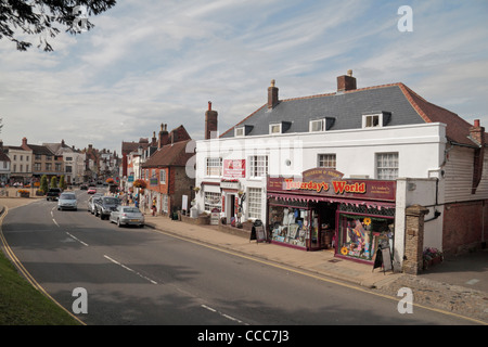 Gesamtansicht mit Blick nach Norden auf der High Street in der Schlacht gegenüber "Gestrigen World", Battle, East Sussex, UK. Stockfoto