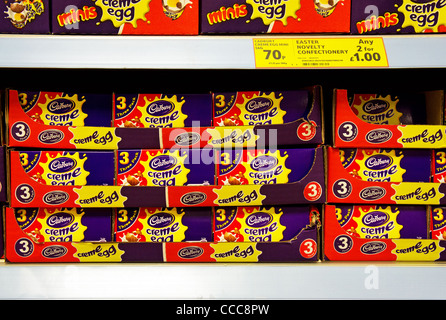 Cadbury Creme Eiern auf einem Supermarktregal, UK Stockfoto