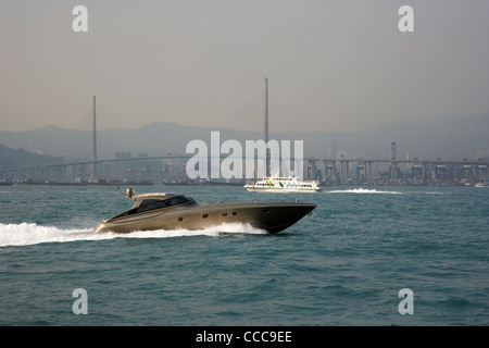 Azzurra Power Boot Kreuze Gasstrahler Bucht im Victoria Harbour vor die Stonecutters bridge Hongkong Sonderverwaltungsregion Hongkong China Asien Stockfoto