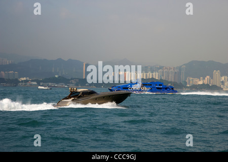 Azzurra Power Boot Kreuze Gasstrahler Bucht vorbei an der Macau Fähre im Victoria Harbour vor der Steinmetze überbrücken Hong kong Stockfoto