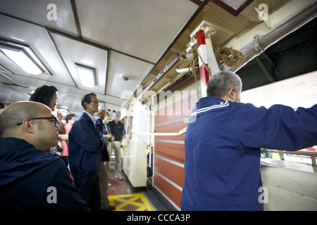 Star Ferry Crewman Besatzung Gangway als Passagiere warten um Hongkong Sonderverwaltungsregion Hongkong China Asien verlassen Stockfoto