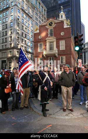 Reiseführer als amerikanischen revolutionären Soldaten verkleidet führt Touristen vor old State House in Boston, Massachusetts Oktober 2010. Stockfoto