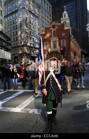 Reiseführer als amerikanischen revolutionären Soldaten verkleidet führt Touristen vor old State House in Boston, Massachusetts Oktober 2010. Stockfoto