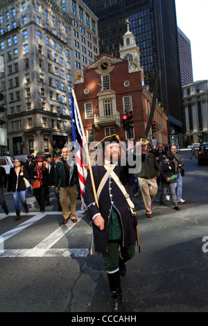 Reiseführer als amerikanischen revolutionären Soldaten verkleidet führt Touristen vor old State House in Boston, Massachusetts Oktober 2010. Stockfoto