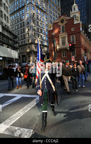 Reiseführer als amerikanischen revolutionären Soldaten verkleidet führt Touristen vor old State House in Boston, Massachusetts Oktober 2010. Stockfoto