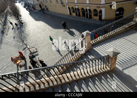 Prag Tschechien. Blick hinunter auf die Stufen von der Karlsbrücke entfernt Stockfoto