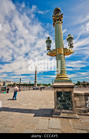 Paris, Frankreich. Eine Laterne an der Place De La Concorde. Der berühmte Luxor (Ägypten) Obelisk kann Biene im Hintergrund zu sehen. Stockfoto