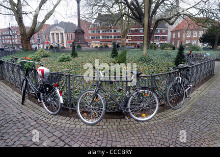 Fahrräder gesperrt gegen Geländer in Münster, Deutschland Stockfoto