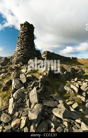 Gipfel des "High Street" in den Cumbrian Hügeln mit Blick auf einen sehr großen Cairn am Ende eine beschädigte Trockenmauer. Stockfoto