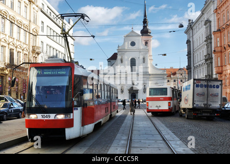 Straßenbahnen vor St. Thomaskirche, Brünn, Süd-Mähren, Tschechische Republik Stockfoto