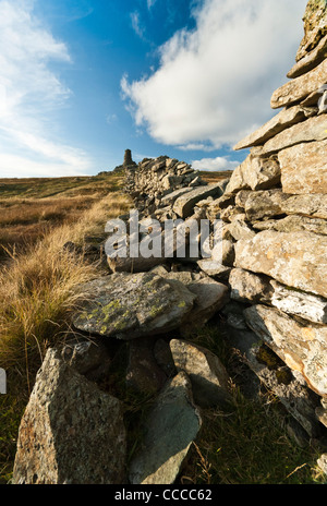 Gipfel des "High Street" in den Cumbrian Hügeln mit Blick auf einen sehr großen Cairn am Ende eine beschädigte Trockenmauer. Stockfoto