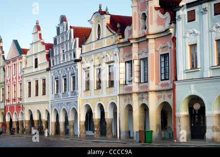 Telc, Tschechische Republik. Traditionelle Häuser und Geschäfte auf dem Hauptplatz. Stockfoto