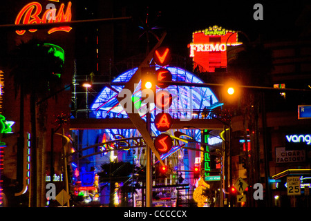 Das Wort 'Vegas' in Neon und einem 1500 Fuß Tonnengewölbe Baldachin sind Bestandteil der Fremont Street Experience, eine Fußgängerzone. Stockfoto