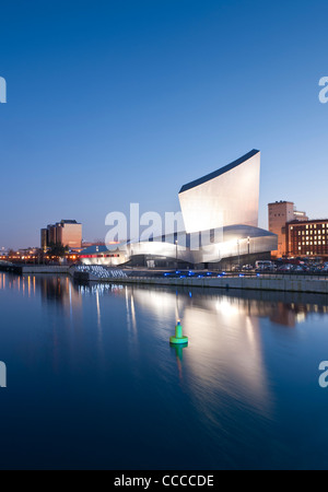 Imperial War Museum (Nord) bei Nacht, Salford Quays, Manchester, England, UK Stockfoto