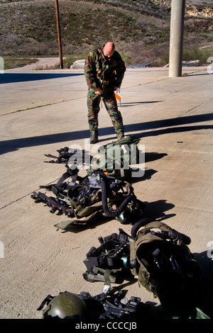 FBI SWAT (spezielle Waffen und Taktiken) Teammitglied dons "Weapons of Mass Destruction" Spezialausrüstung für Trainingsübungen Stockfoto