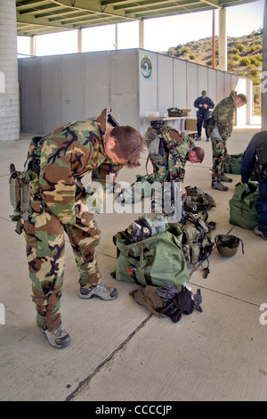 FBI SWAT (spezielle Waffen und Taktiken) Teammitglieder tragen "Weapons of Mass Destruction" Spezialausrüstung für Trainingsübungen Stockfoto