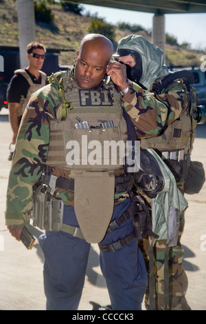 Team-Mitglieder FBI SWAT (spezielle Waffen und Taktiken) don "Weapons of Mass Destruction" Spezialausrüstung für Trainingsübungen. Stockfoto