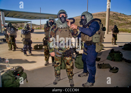 FBI SWAT (spezielle Waffen und Taktiken) Teammitglieder tragen "Weapons of Mass Destruction" Spezialausrüstung für Trainingsübungen Stockfoto