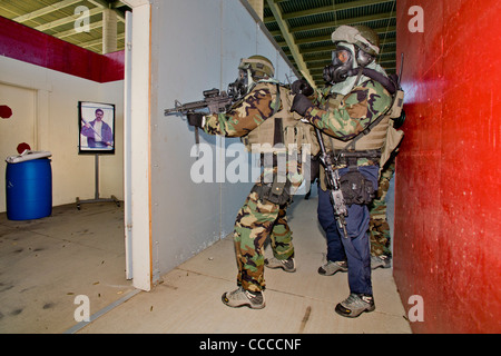 FBI SWAT Team Praktiken verletzt ein Zimmer in einer "Live-Feuer töten Haus" taktische Schulungseinrichtung in Südkalifornien. Stockfoto