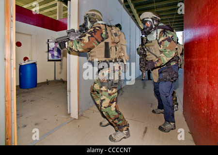 FBI SWAT Team Praktiken verletzt ein Zimmer in einer "Live-Feuer töten Haus" taktische Schulungseinrichtung in Südkalifornien. Stockfoto