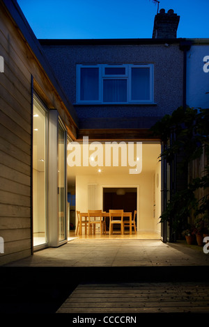 PRIVATHAUS, ARCHICRAFT, ROB MATHISON, SOUTH WOODFORD, LONDON, UK, 2009. ÄUßERE NACHTAUFNAHME ZEIGT DES INNENRAUMS BELEUCHTET Stockfoto
