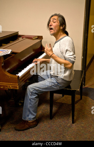 Ein Obdachloser spielt Klavier und singt an einem Nacht-Schutz in einer Kirche in Glendora, Kalifornien. Stockfoto