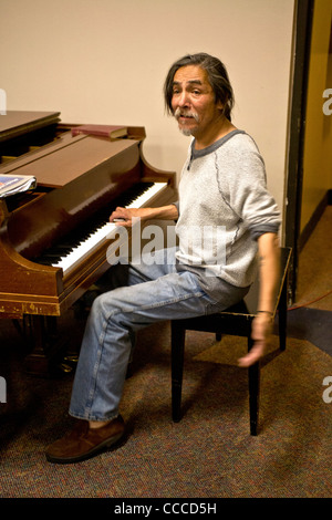 Ein Obdachloser spielt Klavier und singt an einem Nacht-Schutz in einer Kirche in Glendora, Kalifornien. Stockfoto