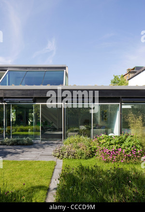 3a Hampstead Lane, Duggan Morris Architects, äußere hintere Höhe zeigen und Landschaftsbau Stockfoto