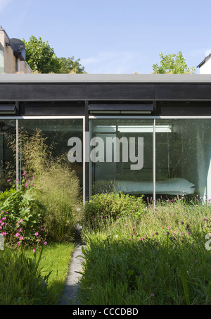 3a Hampstead Lane, Duggan Morris Architects, außen mit Landschaftsgarten und Blick zum Schlafzimmer Stockfoto