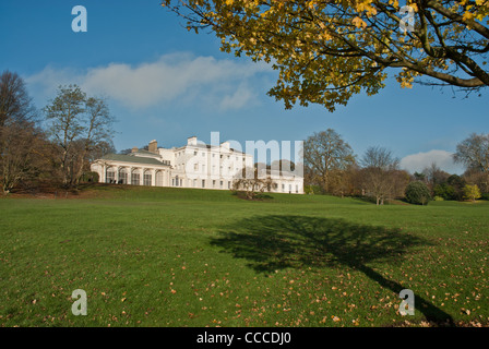 Kenwood House im Sonnenschein, Ende Sommer / Herbst / frühen Winter. Blauer Himmel Stockfoto