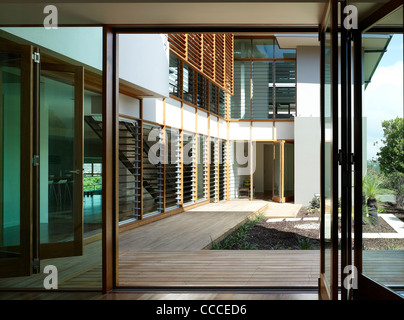 Haus in Manley, Sydney, Australien, von Assemblage - Peter Chivers Architekt, Wohnzimmer, Schlafzimmer, Innenhof Stockfoto