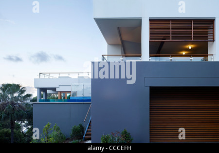 Haus in Manley, Sydney, Australien, von Assemblage - Peter Chivers Architekt, Dach, Treppe, Balkon und garage Stockfoto