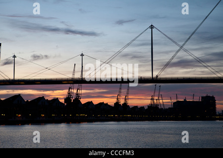 Abenddämmerung Silhouette Schuss der Royal Victoria Dock Brücke durch Excel London Docklands Stockfoto