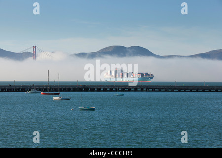 Ein MOL Containerschiff in nebligen San Francisco Bay - Kalifornien USA Stockfoto
