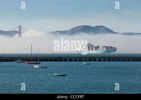Ein MOL Containerschiff in nebligen San Francisco Bay - Kalifornien USA Stockfoto