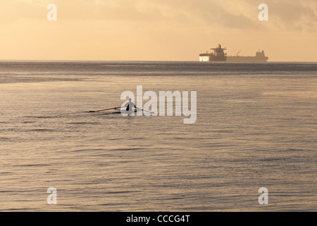 Ein Ruderer in einem Boot einzelner scull Stockfoto