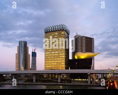 Asahi super dry Halle geschossen des Gebäudes genommen von der Brücke über den Sumida-Fluss, Sky Baum auf der linken Seite gebaut. Stockfoto