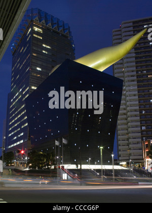 Asahi super dry Halle geschossen des Gebäudes, die Brücke über den Sumida-Fluss in der Nacht entnommen Stockfoto