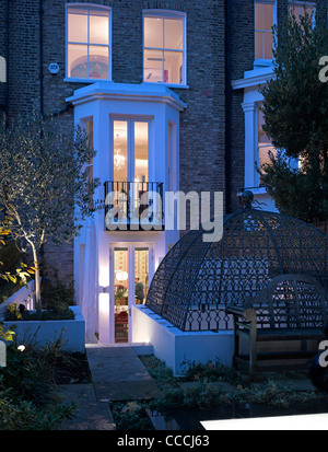 NOTTING HILL HOUSE, LONDON - PTP ARCHITEKTEN 2011 - TWILIGHT ANSICHT VON HINTEN Stockfoto