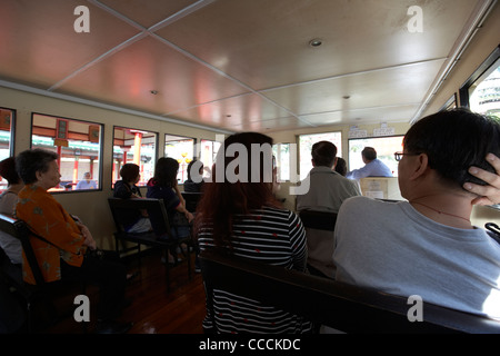 Menschen an Bord der Shuttle-Fähre nach dem Jumbo floating Restaurant Aberdeen harbour Hongkong Sonderverwaltungsregion Hongkong China Asien Stockfoto