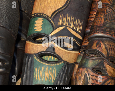 Handgefertigte Holzmaske geschnitzt aus dem Holz von einem afrikanischen Baum geschmückt Stockfoto