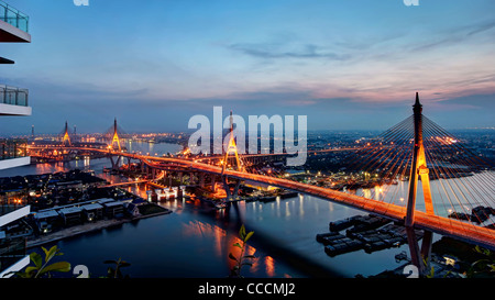 Bhumibol Brücken & Klong Lad Pho-Schleuse in der Dämmerung | Bangkok Stockfoto