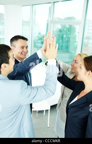 Porträt der Business Group halten Hände nah beieinander Bedeutung Unterstützung Stockfoto