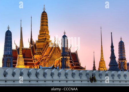 Abenddämmerung am Tempel des Smaragd-Buddha | Bangkok Stockfoto