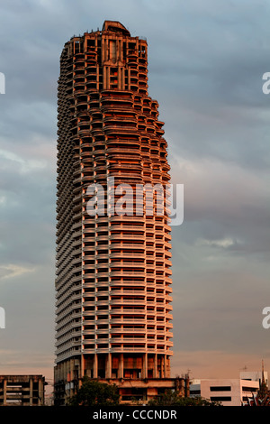 Bangkoks berühmte Ghost Building bei Sonnenuntergang (Sathorn Unique) - 50 Stockwerke (aufgegeben 15 Jahre) Stockfoto