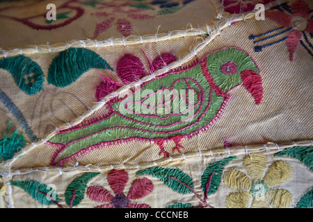 Details der Textilien, Darstellung, Pfauen und Papageien in Jodhpur in Rajasthan, Indien Stockfoto