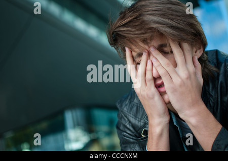 Depression - Mann mit Kopf in Händen Stockfoto