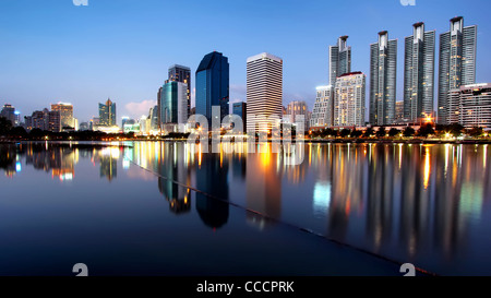 Abenddämmerung am See Ratchada im Benjakiti Park | Bangkok Stockfoto