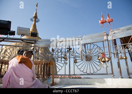 Golden Rock mit beten Mönch-Frau - eines der meisten buddhistischen Anbetung legen in Burma. Stockfoto